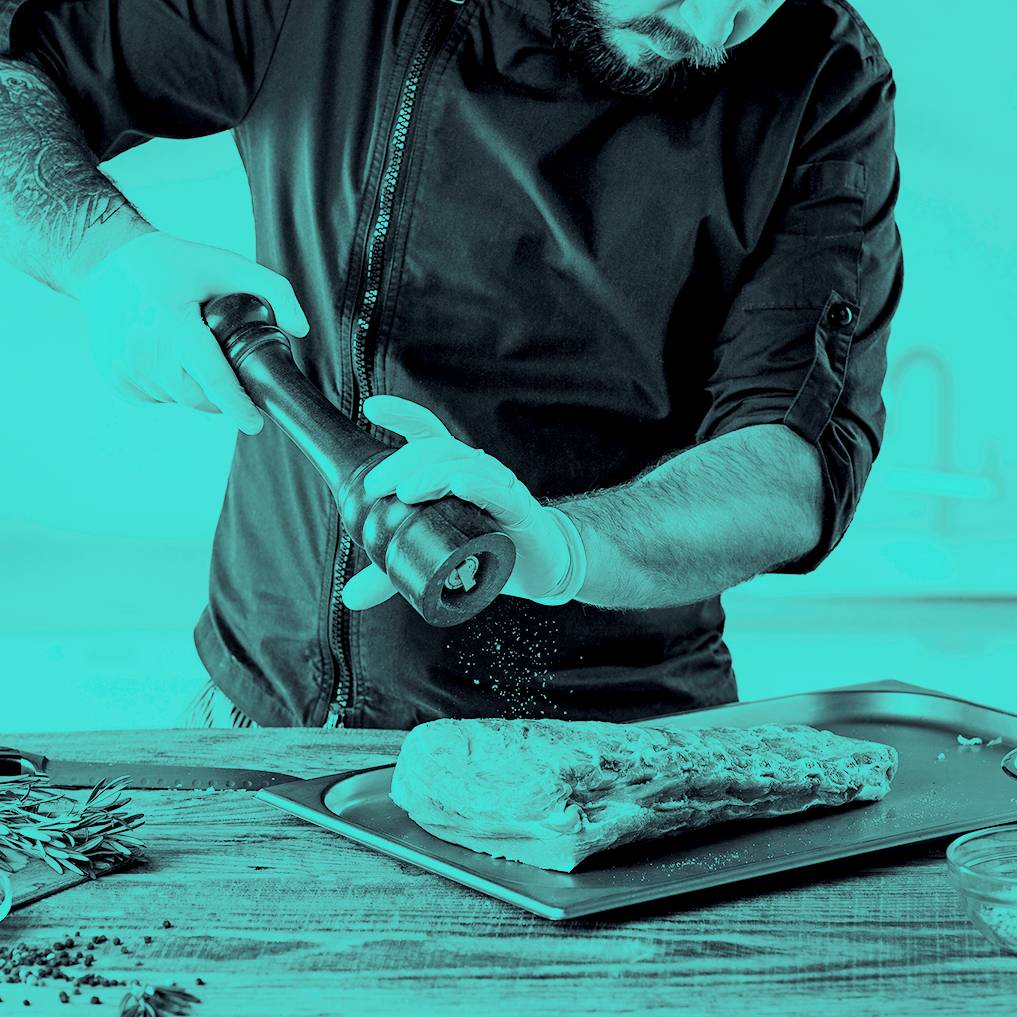 Cocinando en restaurante el cierzo